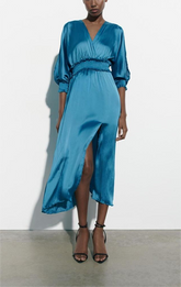 Kleid aus Seidensatin mit französischem V-Ausschnitt und enger Taille und Falteneffekt